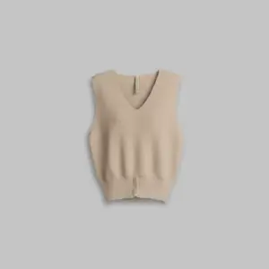 Chaleco tejido de punto color beige con cuello en V y detalle de botones en el bajo