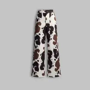 Pantalones de tiro alto con estampado de vaca en color marrón y blanco, corte recto